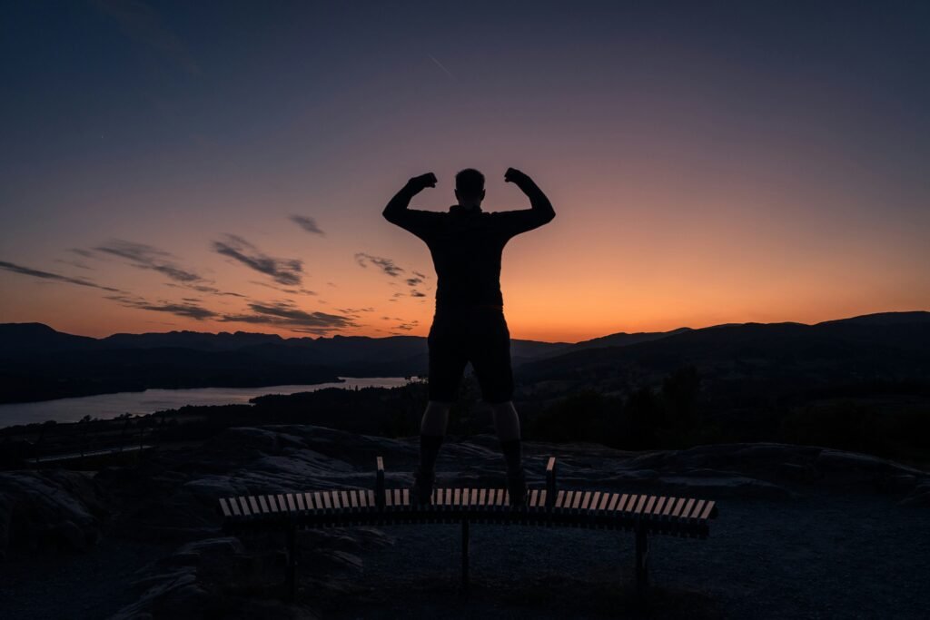 Foto de <a href="https://unsplash.com/pt-br/@supergios?utm_source=unsplash&utm_medium=referral&utm_content=creditCopyText">Jonny Gios</a> na <a href="https://unsplash.com/pt-br/fotografias/um-homem-em-cima-de-um-banco-ao-por-do-sol-HRdY6jNcSVA?utm_source=unsplash&utm_medium=referral&utm_content=creditCopyText">Unsplash</a>
      