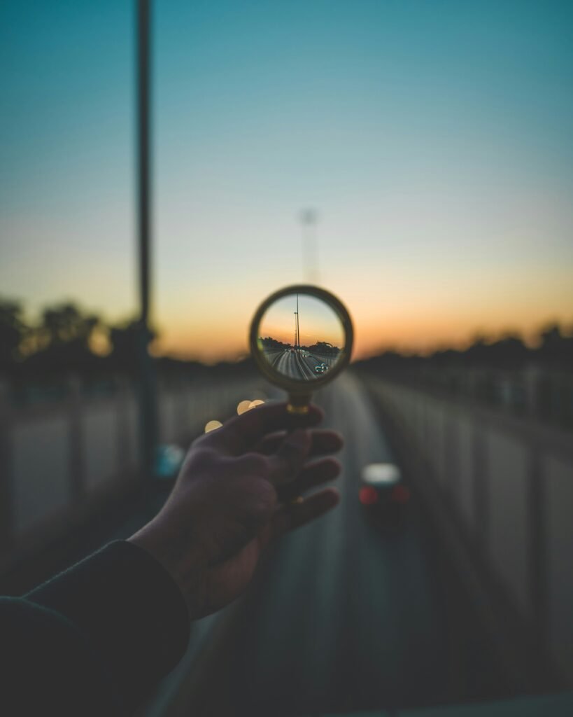 Foto de <a href="https://unsplash.com/pt-br/@yosef_fxum?utm_source=unsplash&utm_medium=referral&utm_content=creditCopyText">Yosef Futsum</a> na <a href="https://unsplash.com/pt-br/fotografias/pessoa-segurando-lupa-durante-o-por-do-sol-ZAvhxLTcSok?utm_source=unsplash&utm_medium=referral&utm_content=creditCopyText">Unsplash</a>
      