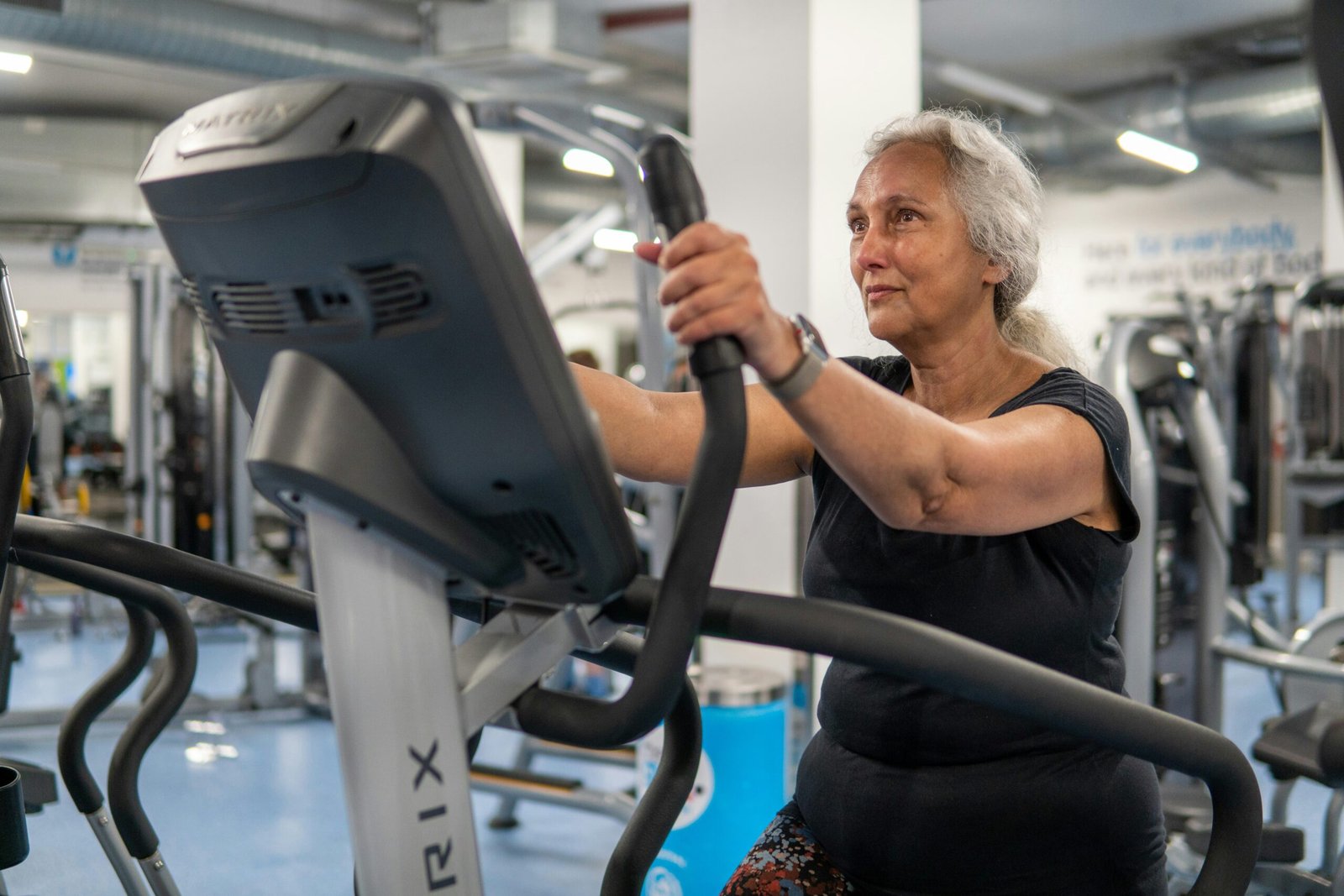 Foto de <a href="https://unsplash.com/pt-br/@ageing_better?utm_source=unsplash&utm_medium=referral&utm_content=creditCopyText">Centre for Ageing Better</a> na <a href="https://unsplash.com/pt-br/fotografias/uma-pessoa-que-se-exercita-em-uma-academia-dHHcDjMcN_I?utm_source=unsplash&utm_medium=referral&utm_content=creditCopyText">Unsplash</a>