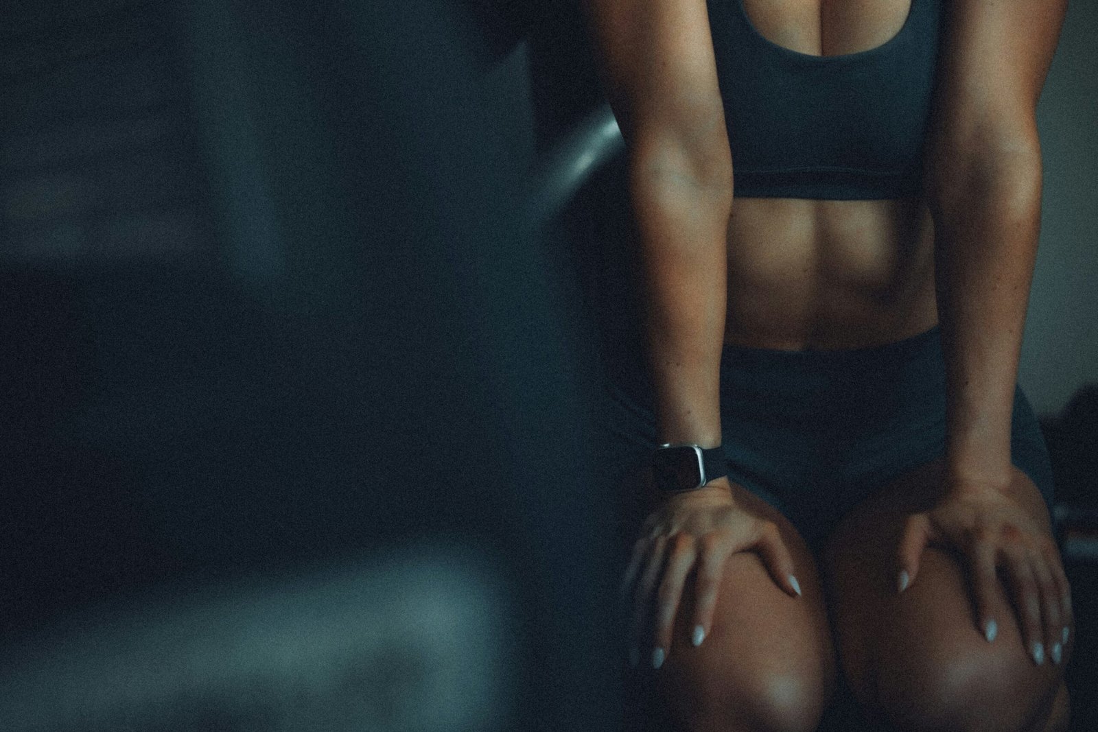 Foto de <a href="https://unsplash.com/pt-br/@lgnwvr?utm_source=unsplash&utm_medium=referral&utm_content=creditCopyText">LOGAN WEAVER | @LGNWVR</a> na <a href="https://unsplash.com/pt-br/fotografias/um-mulher-sentando-ligado-um-banco-com-dela-maos-dela-joelhos-zluuEJJavNU?utm_source=unsplash&utm_medium=referral&utm_content=creditCopyText">Unsplash</a>
      