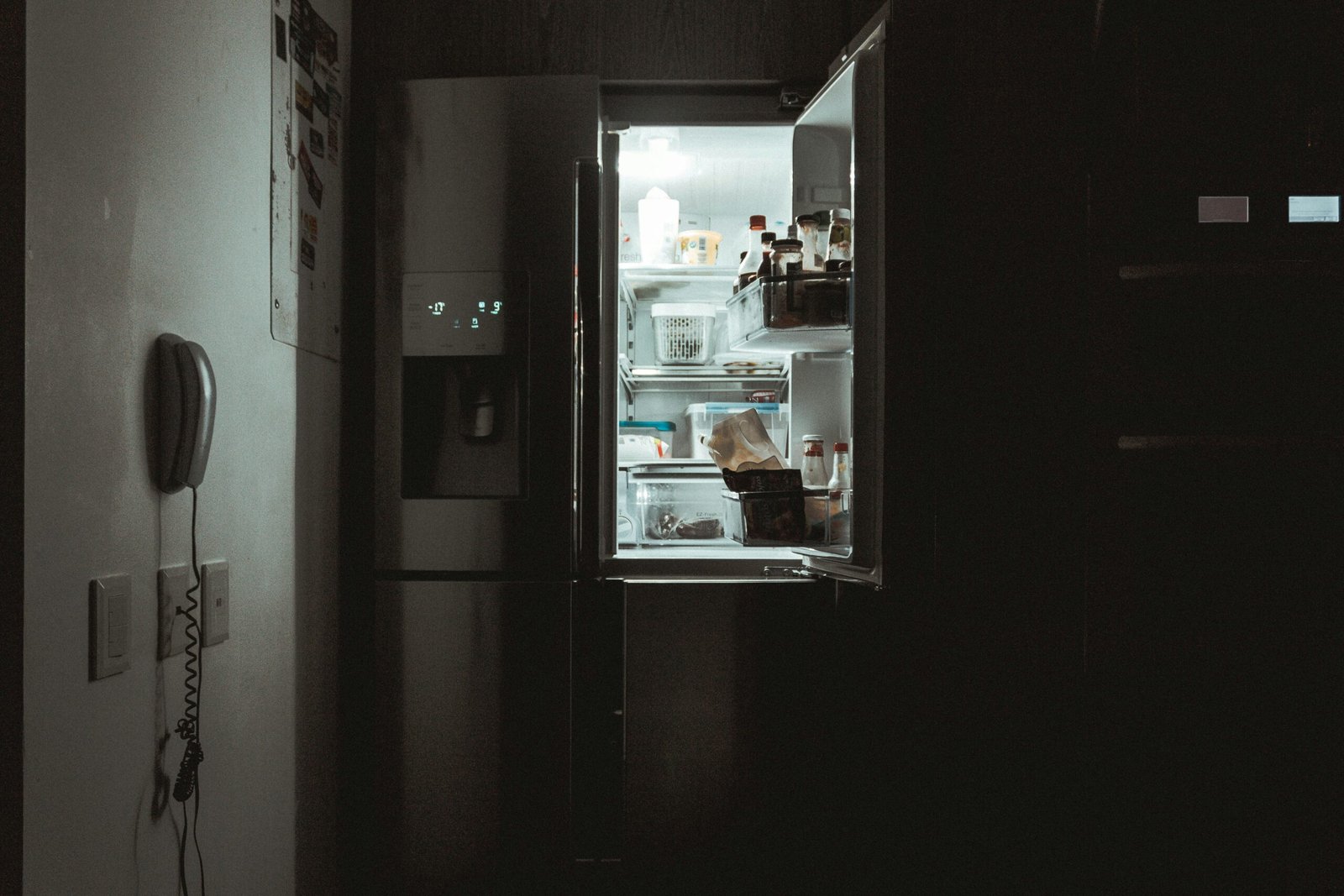 Foto de <a href="https://unsplash.com/pt-br/@nicotitto?utm_source=unsplash&utm_medium=referral&utm_content=creditCopyText">nrd</a> na <a href="https://unsplash.com/pt-br/fotografias/geladeira-de-porta-francesa-de-prata-FDQFZHY9iG4?utm_source=unsplash&utm_medium=referral&utm_content=creditCopyText">Unsplash</a>
      