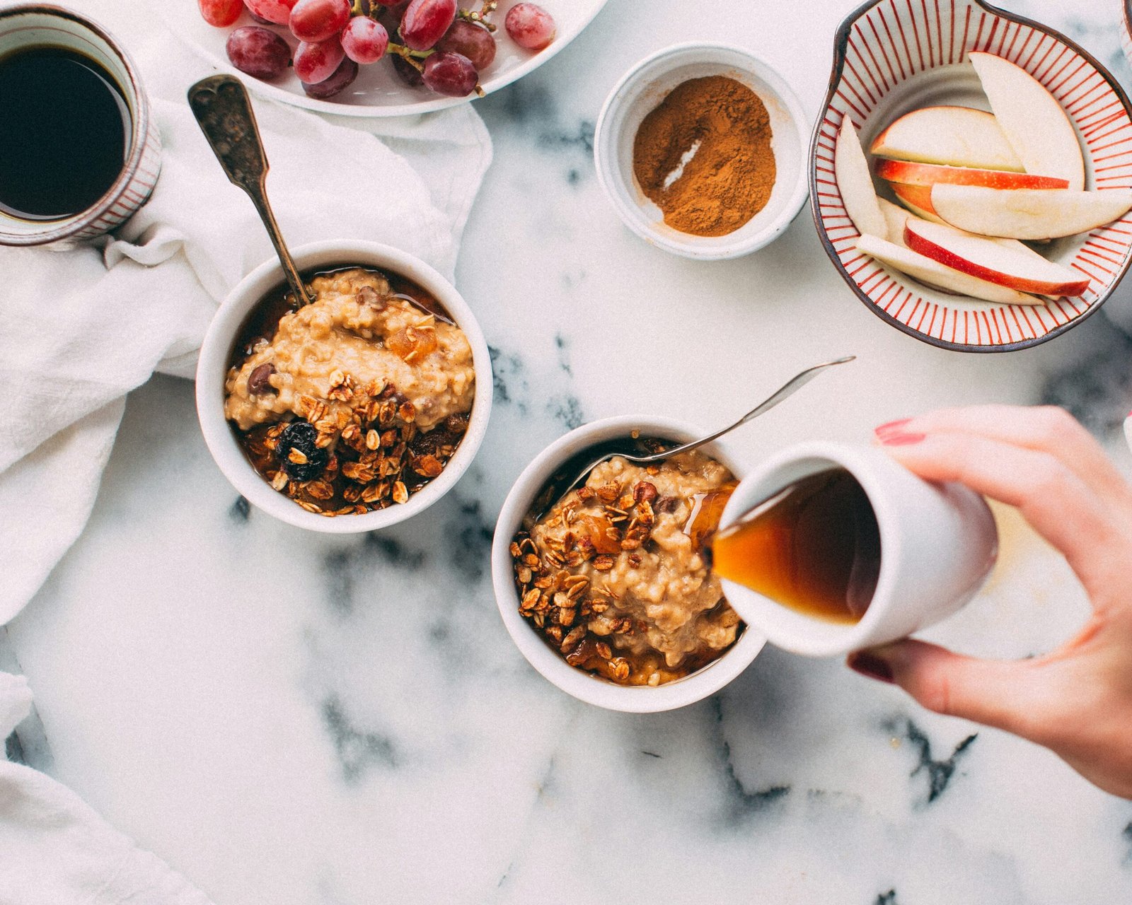 Foto de <a href="https://unsplash.com/pt-br/@foodess?utm_source=unsplash&utm_medium=referral&utm_content=creditCopyText">Food Photographer | Jennifer Pallian</a> na <a href="https://unsplash.com/pt-br/fotografias/pessoa-segurando-copo-de-ceramica-branca-DfbrRpHTLy0?utm_source=unsplash&utm_medium=referral&utm_content=creditCopyText">Unsplash</a>
      