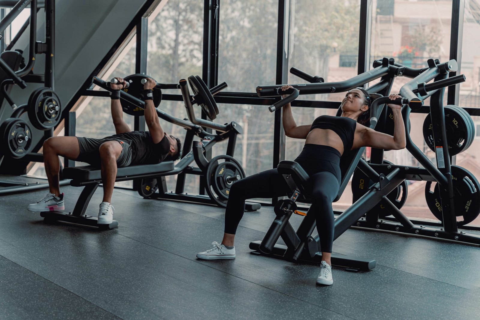 Foto de <a href="https://unsplash.com/pt-br/@goldsgymnepal?utm_source=unsplash&utm_medium=referral&utm_content=creditCopyText">Gold's Gym Nepal</a> na <a href="https://unsplash.com/pt-br/fotografias/um-grupo-de-pessoas-malhando-em-uma-academia--8lajF7J8T0?utm_source=unsplash&utm_medium=referral&utm_content=creditCopyText">Unsplash</a>