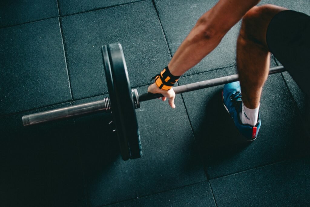 Foto de <a href="https://unsplash.com/pt-br/@victorfreitas?utm_source=unsplash&utm_medium=referral&utm_content=creditCopyText">Victor Freitas</a> na <a href="https://unsplash.com/pt-br/fotografias/man-holding-black-barbell-hOuJYX2K5DA?utm_source=unsplash&utm_medium=referral&utm_content=creditCopyText">Unsplash</a>